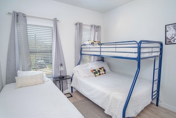 spectacular cozy 3 br plus 2 and a half ba apt near downtown