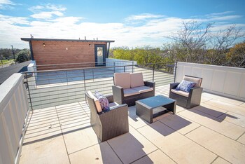 spectacular cozy 3 br plus 2 and a half ba apt near downtown