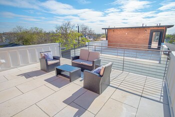 spectacular cozy 3 br plus 2 and a half ba apt near downtown