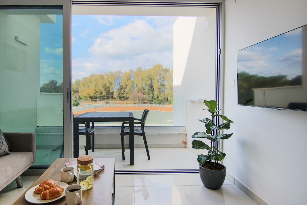 phaedrus living seaside executive flat harbour 201