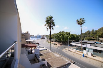 phaedrus living seaside executive flat harbour 201