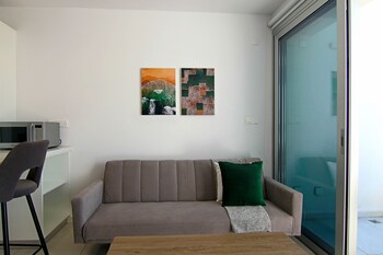 phaedrus living seaside executive flat harbour 203