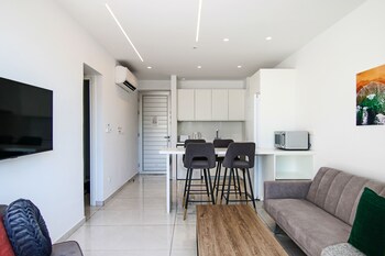 phaedrus living seaside executive flat harbour 203
