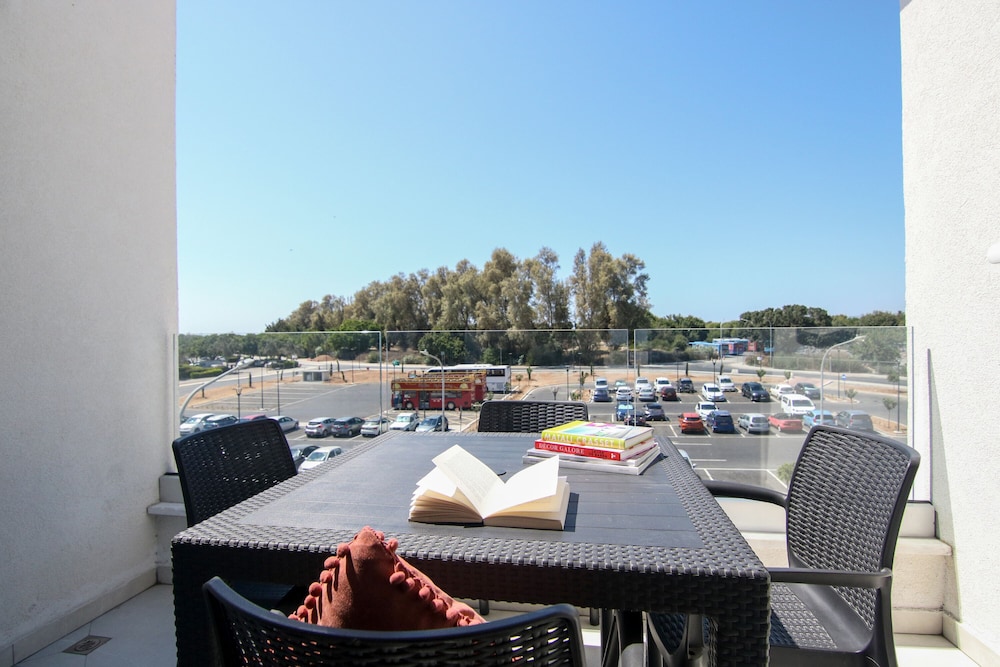 phaedrus living seaside executive flat harbour 203