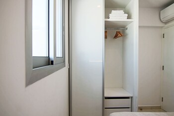 phaedrus living seaside executive flat harbour 203
