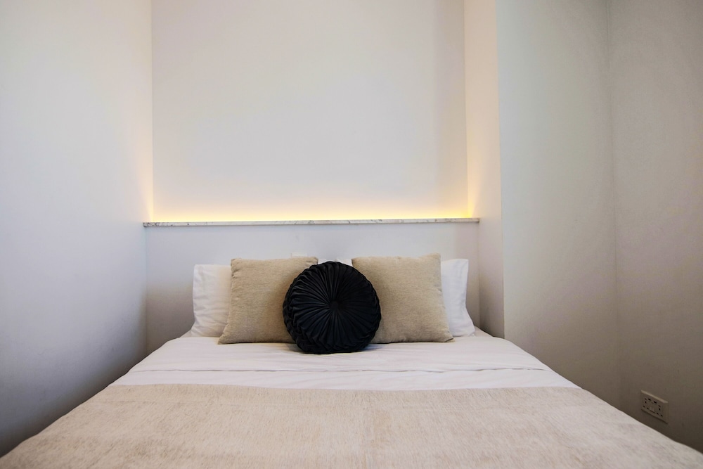 phaedrus living seaside executive flat harbour 203