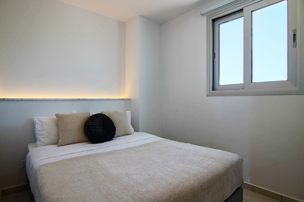 phaedrus living seaside executive flat harbour 203
