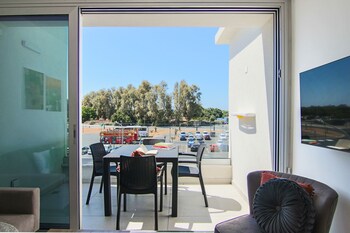 phaedrus living seaside executive flat harbour 203