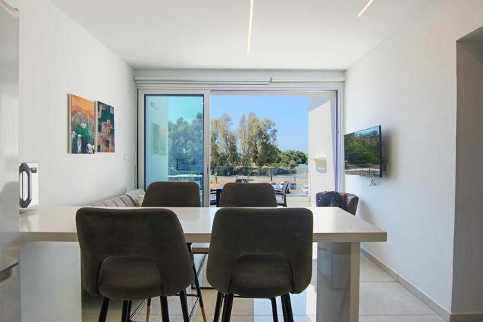 phaedrus living seaside executive flat harbour 203