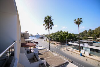 phaedrus living seaside executive flat harbour 204