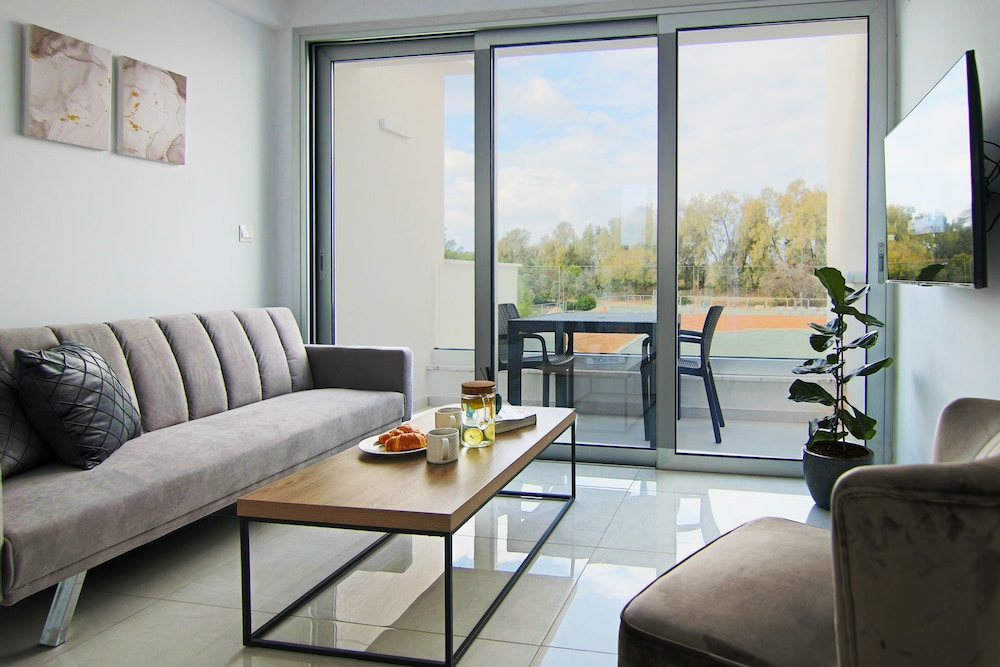 phaedrus living seaside executive flat harbour 204
