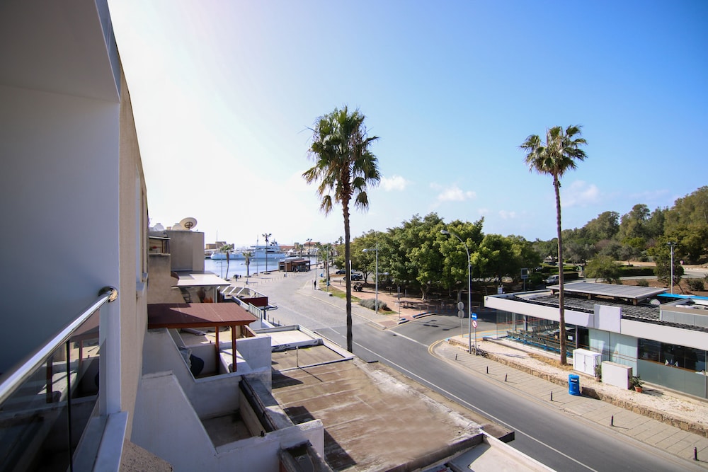 phaedrus living seaside executive flat harbour 204