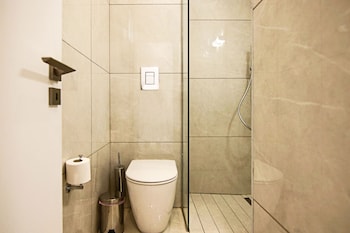 phaedrus living seaside executive flat harbour 204