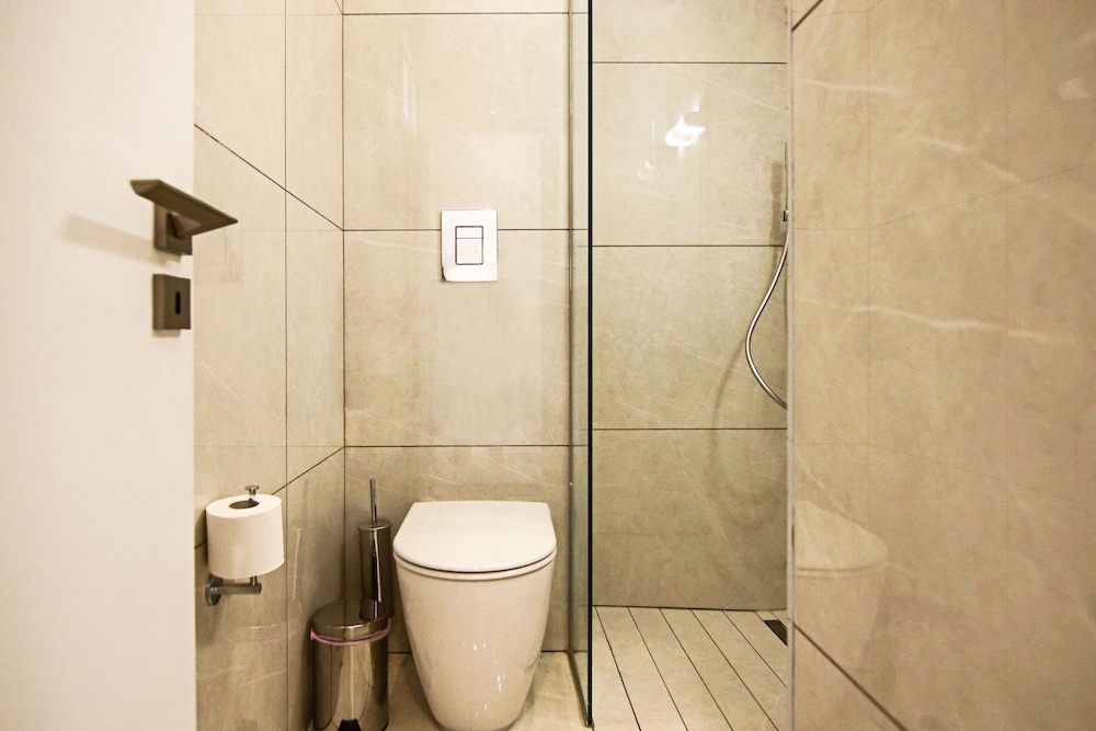 phaedrus living seaside executive flat harbour 204
