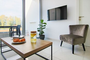 phaedrus living seaside executive flat harbour 204