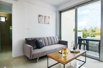 phaedrus living seaside executive flat harbour 204