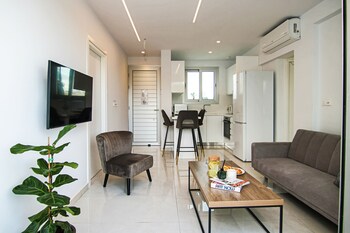 phaedrus living seaside executive flat harbour 204