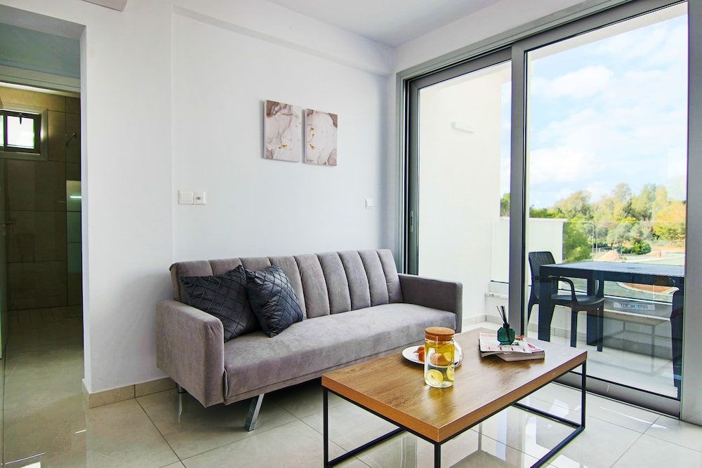 phaedrus living seaside executive flat harbour 204