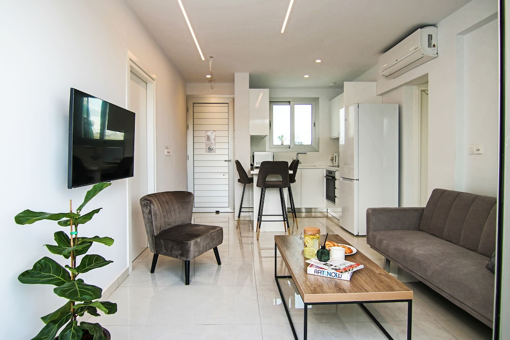 phaedrus living seaside executive flat harbour 204
