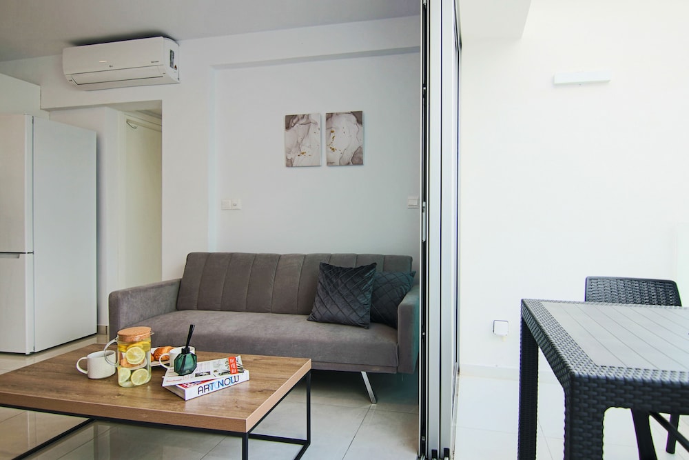 phaedrus living seaside executive flat harbour 204