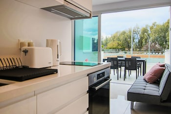 phaedrus living seaside executive flat harbour 204