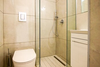 phaedrus living seaside executive flat harbour 204