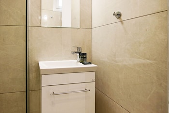 phaedrus living seaside executive flat harbour 204