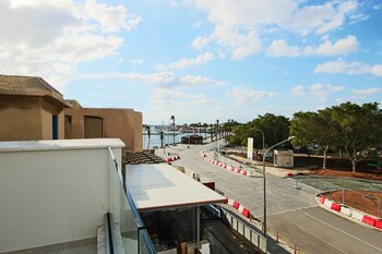 phaedrus living seaside executive flat harbour 204