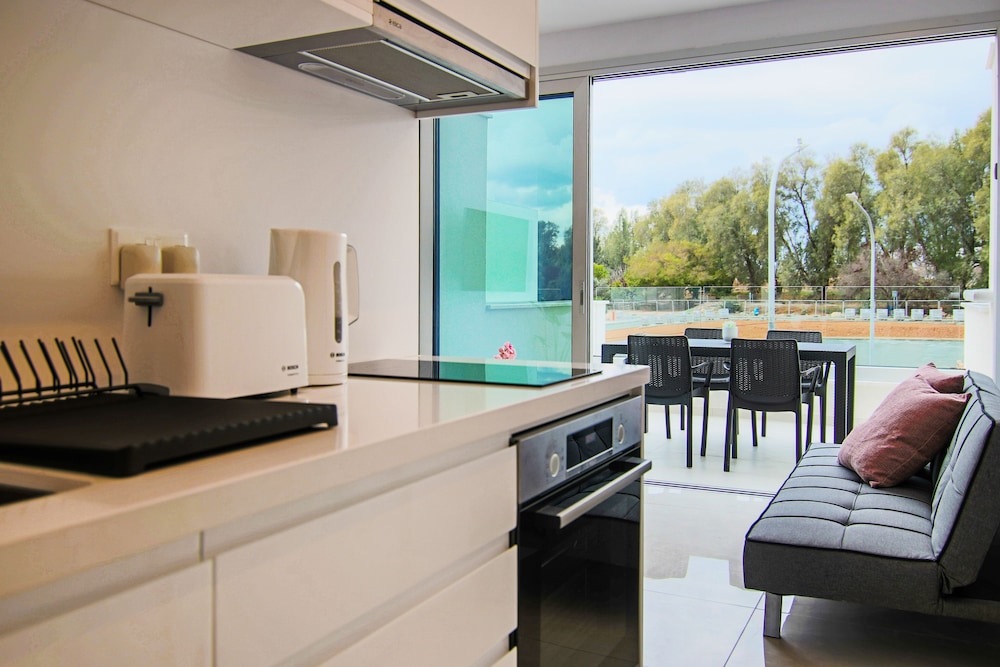phaedrus living seaside executive flat harbour 204