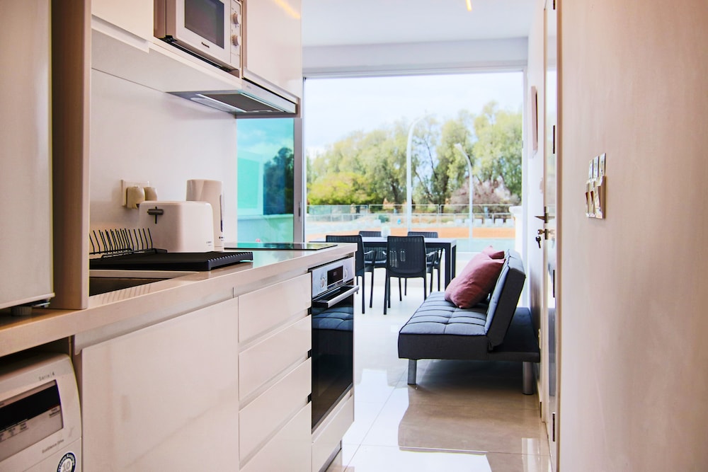 phaedrus living seaside executive flat harbour 204