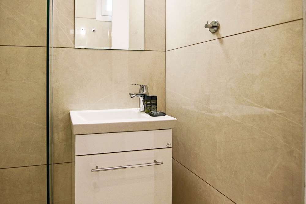 phaedrus living seaside executive flat harbour 204