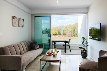 phaedrus living seaside executive flat harbour 204