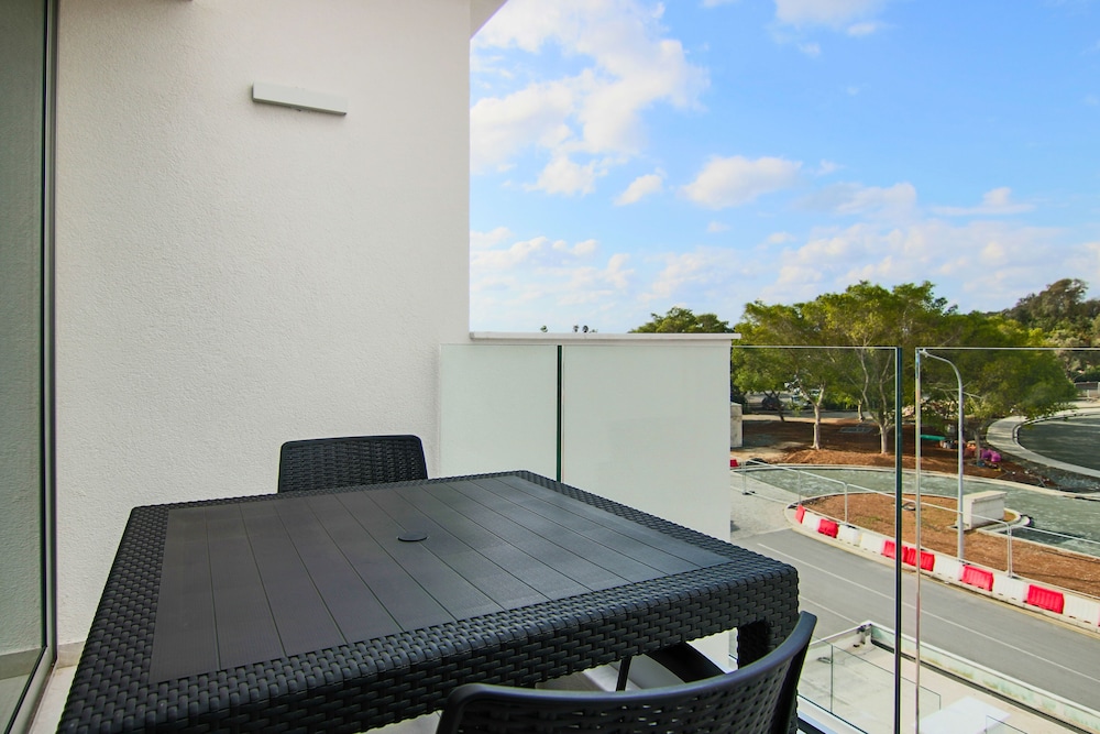 phaedrus living seaside executive flat harbour 204
