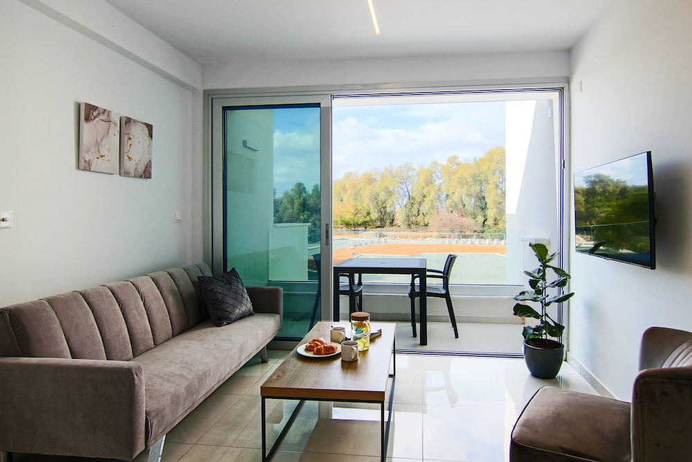 phaedrus living seaside executive flat harbour 204