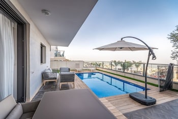 luxury garden apartment heated pool