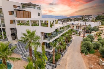 lazar lux suites ammoudara