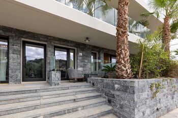 lazar lux suites ammoudara