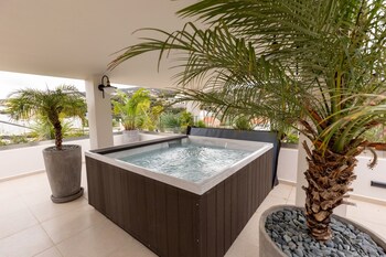 lazar lux suites ammoudara