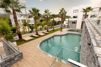 lazar lux suites ammoudara