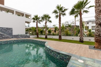 lazar lux suites ammoudara