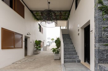 lazar lux suites ammoudara