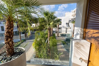 lazar lux suites ammoudara