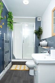 6 bedroom city centre townhouse