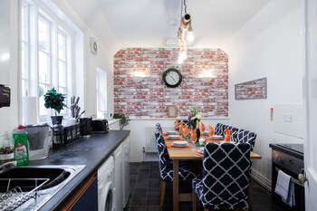 6 bedroom city centre townhouse