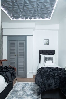 6 bedroom city centre townhouse
