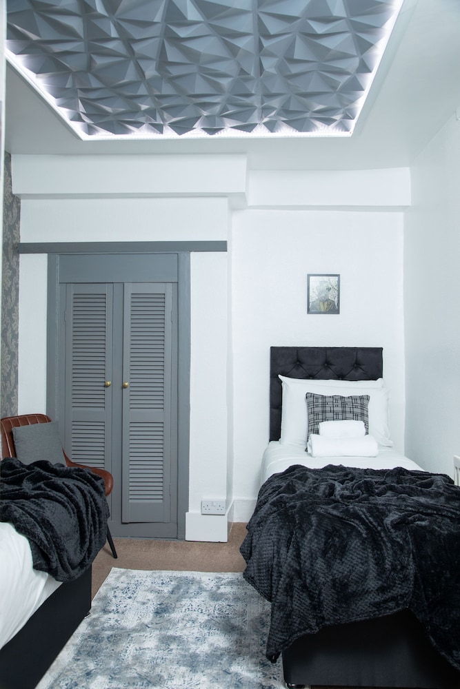 6 bedroom city centre townhouse