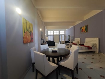 cozy studio across from the ocean e12