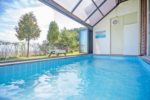 daebudo sunshine kids pool villa