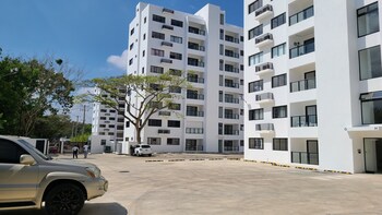 torre de lujo con piscina y seguridad