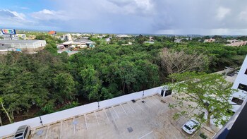torre de lujo con piscina y seguridad